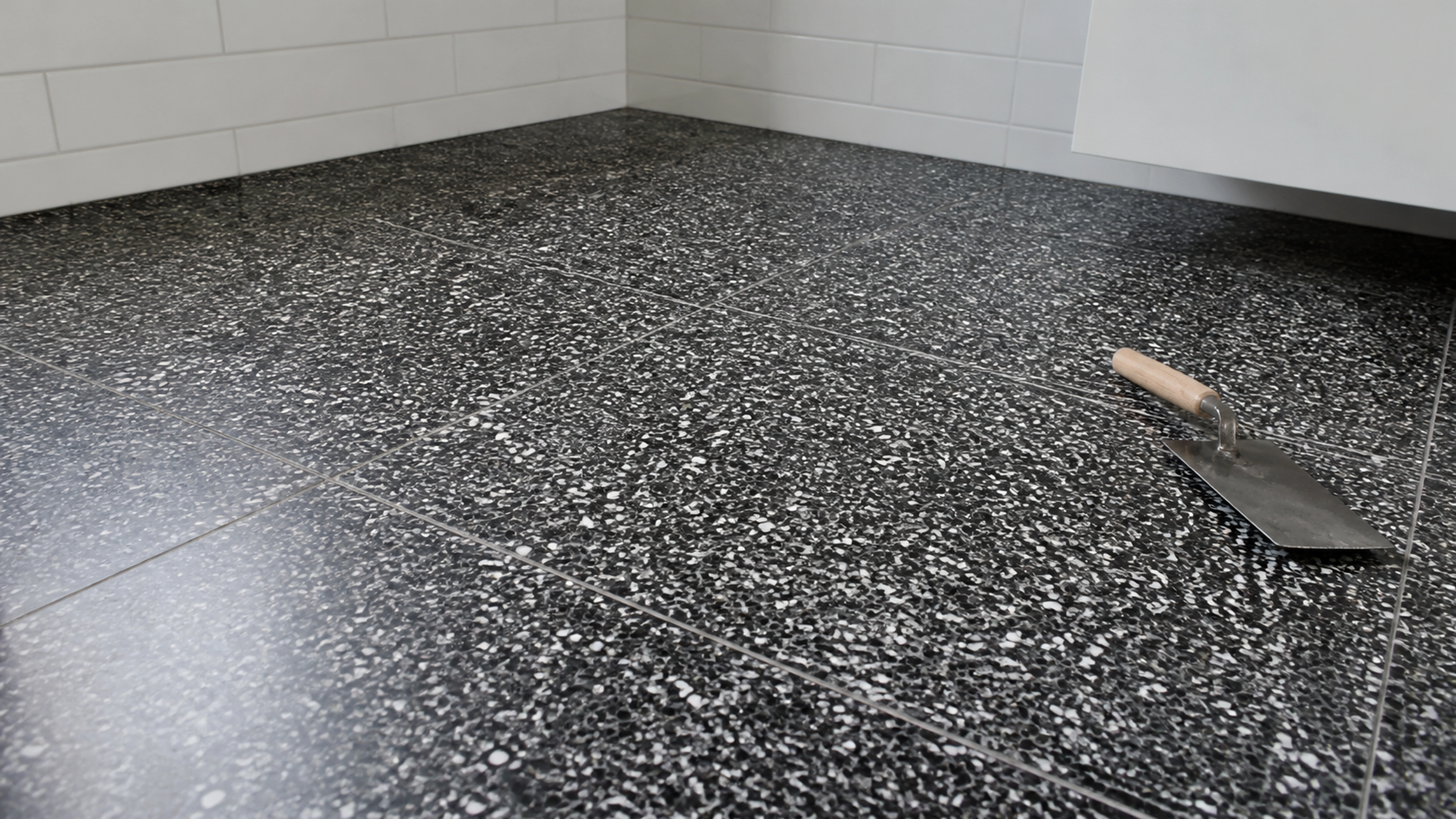 Illustration éditoriale pour l’article « Carrelage terrazzo noir blanc : le guide style et technique »