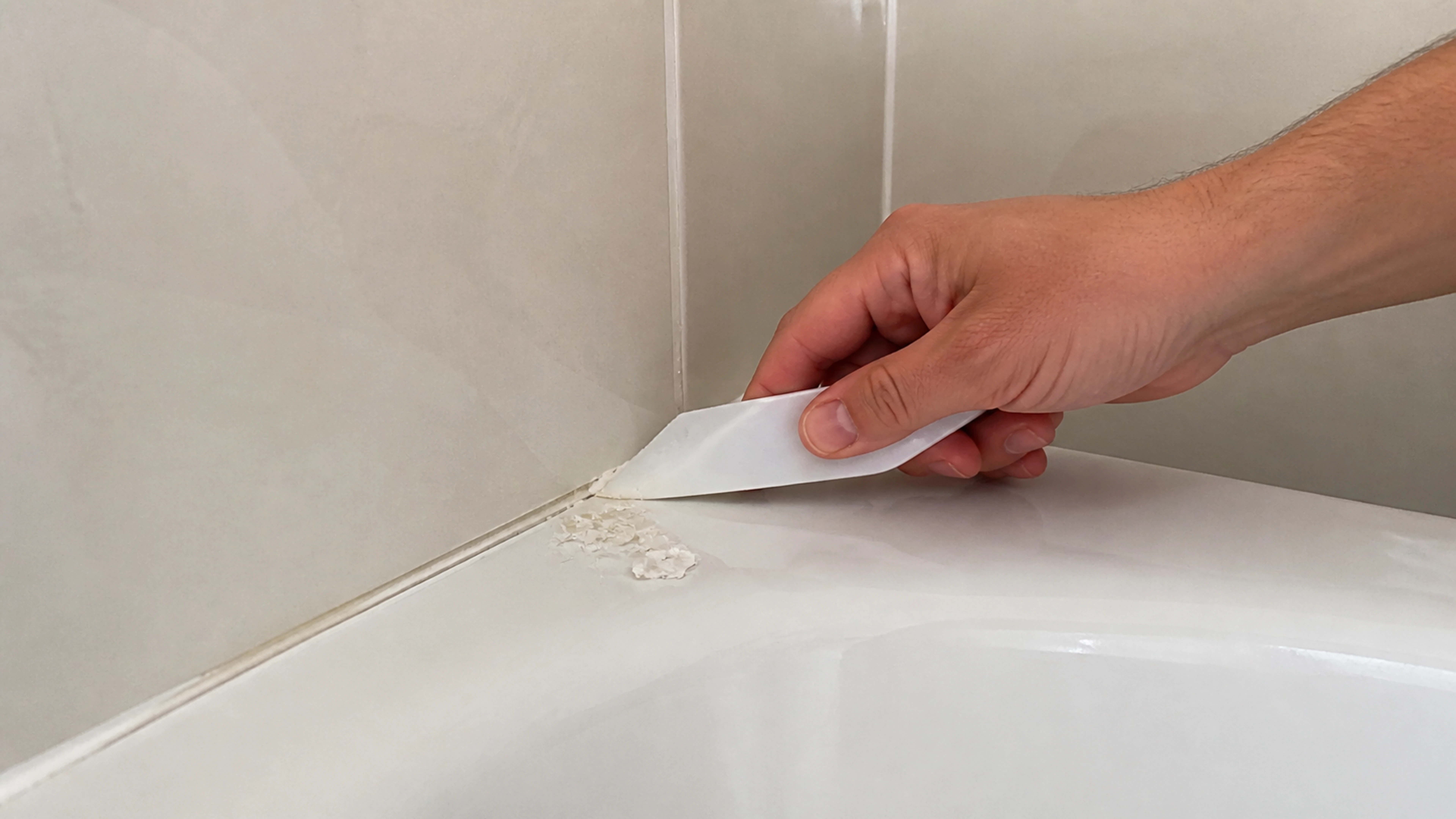 Illustration éditoriale pour l’article « Comment enlever un joint silicone sur carrelage sans rayer »