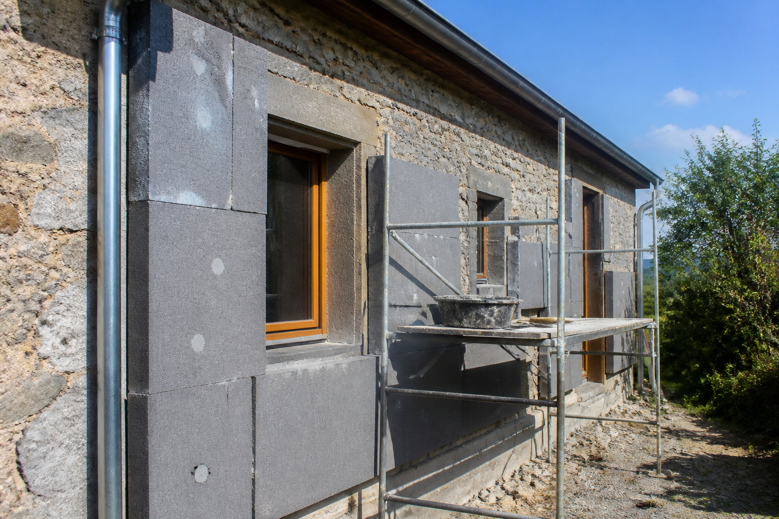 Choisir entre ITE et ITI pour votre maison en pierre